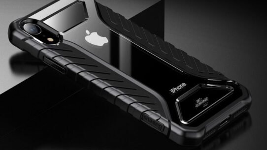 Coque de protection noire pour smartphone sur fond noir