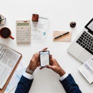 Bureau avec ordinateur portable, smartphone et documents
