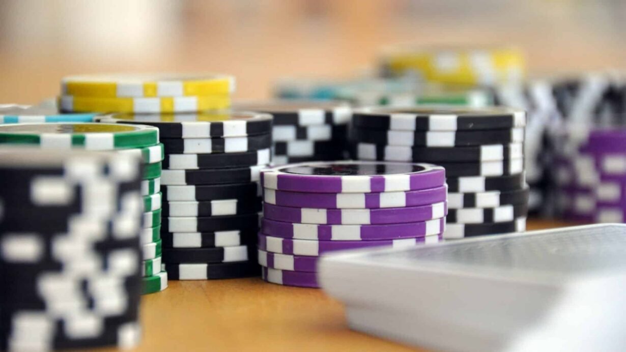 Pile de jetons de poker multicolores sur une table
