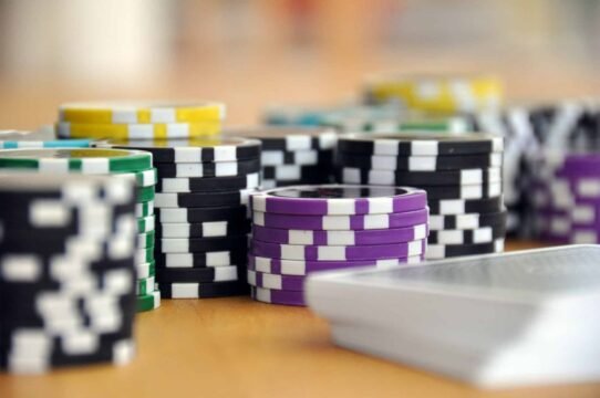 Pile de jetons de poker multicolores sur une table