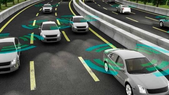 Voitures autonomes circulant sur une autoroute avec signaux virtuels