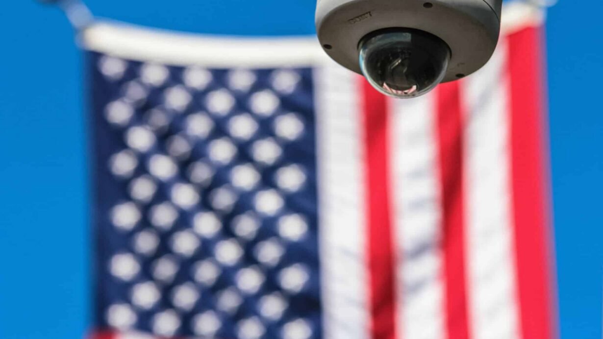 Caméra de surveillance avec drapeau américain en arrière-plan