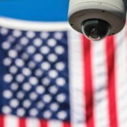 Caméra de surveillance avec drapeau américain en arrière-plan