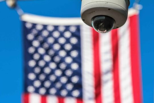 Caméra de surveillance avec drapeau américain en arrière-plan