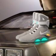 Chaussures grises lumineuses posées sur une voiture rétro-futuriste