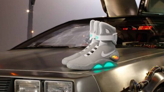 Chaussures grises lumineuses posées sur une voiture rétro-futuriste