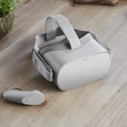 Casque de réalité virtuelle et contrôleur sur une table en bois