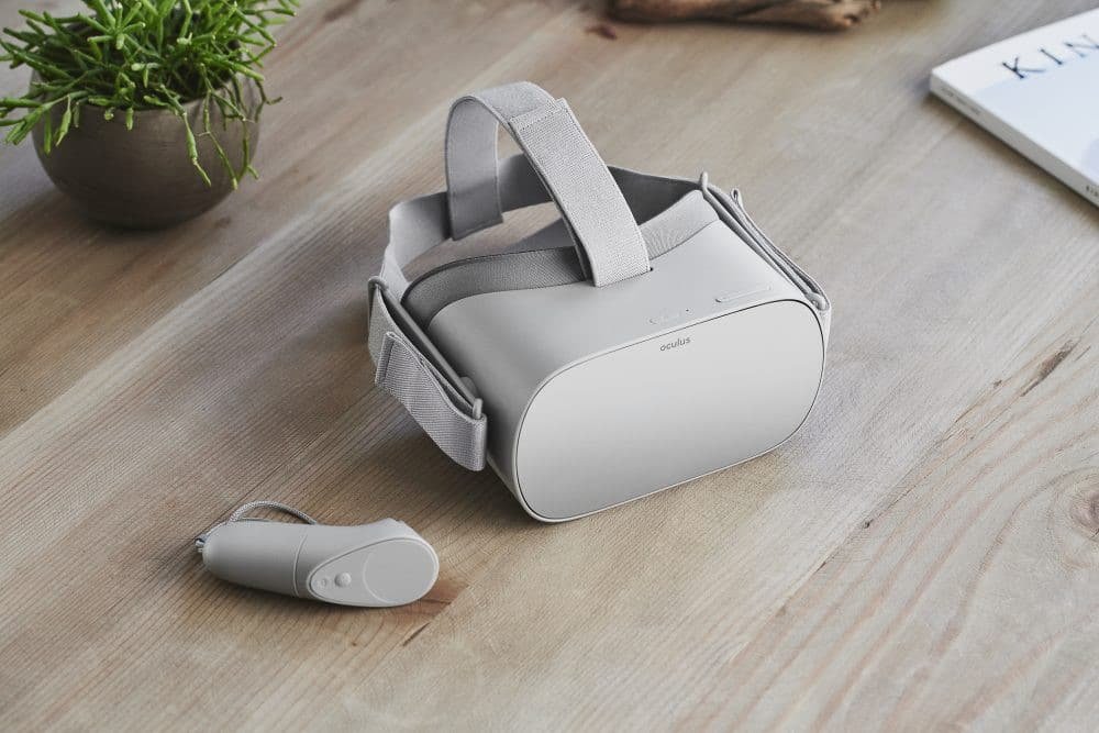 Casque de réalité virtuelle et contrôleur sur une table en bois