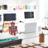 Robot rouge sur un bureau moderne avec des ordinateurs