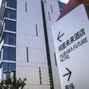 Panneau indiquant l'hôtel du futur près d'un bâtiment moderne