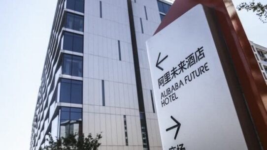 Panneau indiquant l'hôtel du futur près d'un bâtiment moderne