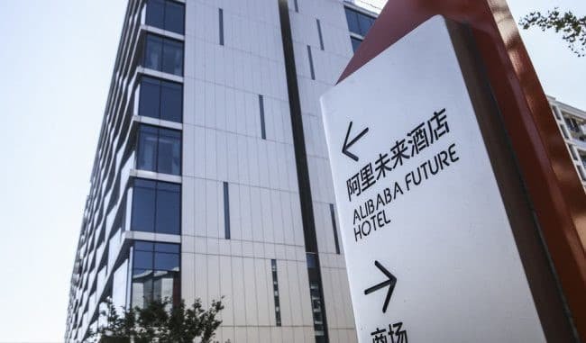 Panneau indiquant l'hôtel du futur près d'un bâtiment moderne