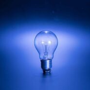 Ampoule classique sur fond bleu lumineux