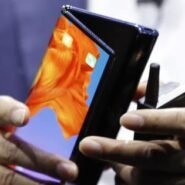 Un homme tenant un smartphone pliable moderne