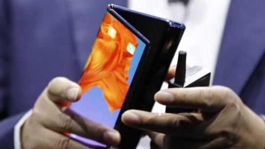 Un homme tenant un smartphone pliable moderne