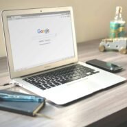 Ordinateur portable sur un bureau avec la page Google ouverte