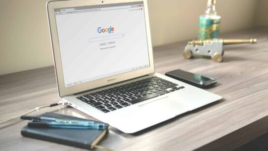 Ordinateur portable sur un bureau avec la page Google ouverte