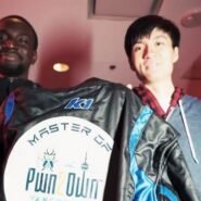 Deux participants tenant une veste lors d'un événement à Vancouver