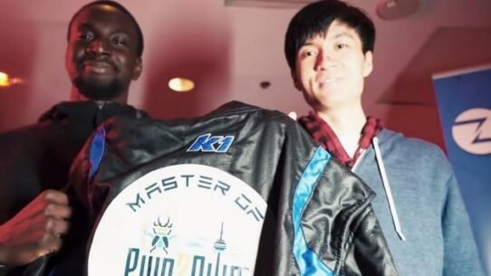 Deux participants tenant une veste lors d'un événement à Vancouver