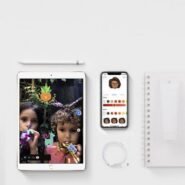 Deux enfants jouent avec une tablette et un smartphone