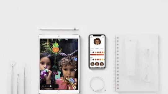 Deux enfants jouent avec une tablette et un smartphone