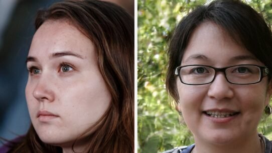 Deux femmes, l'une regardant au loin, l'autre souriante avec des lunettes