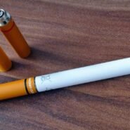 Cigarette électronique avec deux cartouches posées sur une table en bois