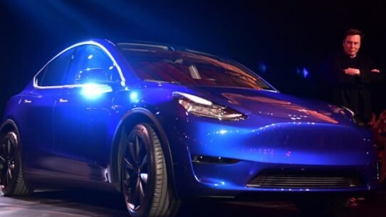 Voiture électrique bleue présentée sur scène