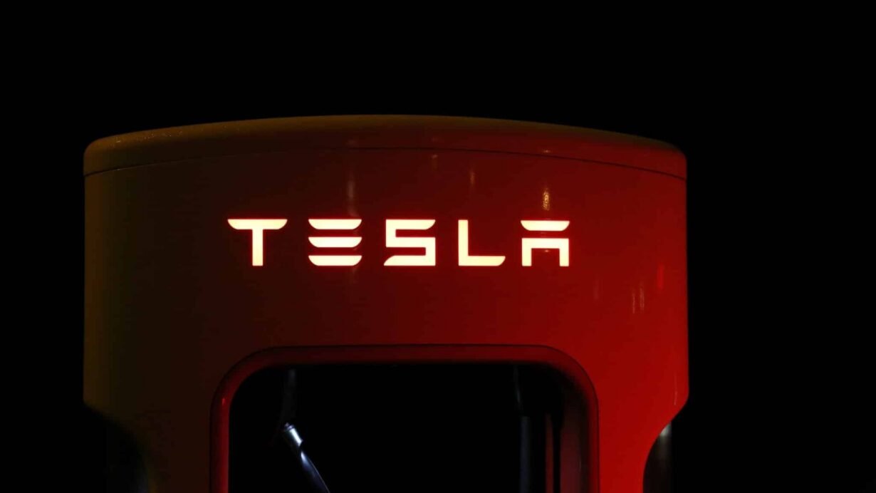 Station de recharge Tesla rouge et lumineuse la nuit