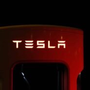 Station de recharge Tesla rouge et lumineuse la nuit