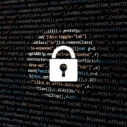 Icône de cadenas superposée à du code informatique