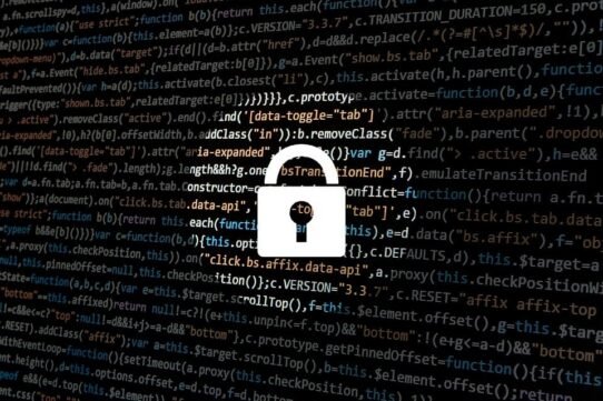 Icône de cadenas superposée à du code informatique