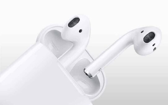 Écouteurs sans fil blancs dans leur boîtier de chargement