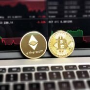 Pièces Bitcoin et Ethereum devant un graphique financier