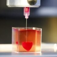 Imprimante 3D créant un cœur rouge dans un gel transparent