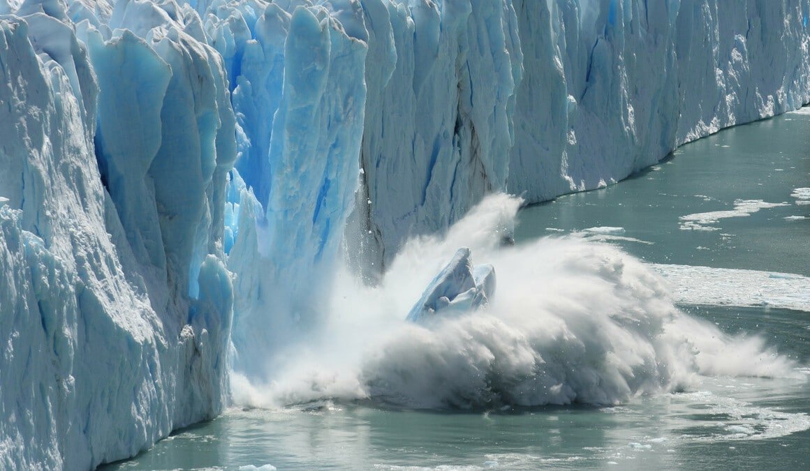 Glacier s'effondrant dans l'océan avec des éclaboussures d'eau
