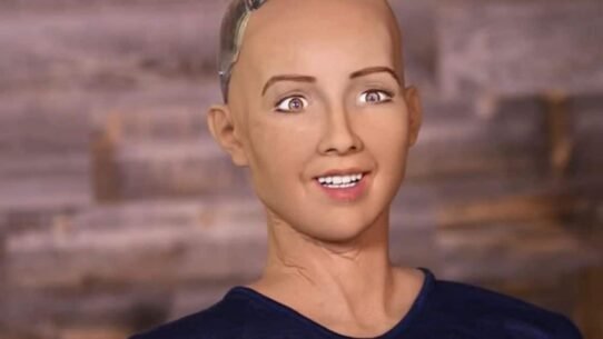 Robot humanoïde avec expression faciale réaliste