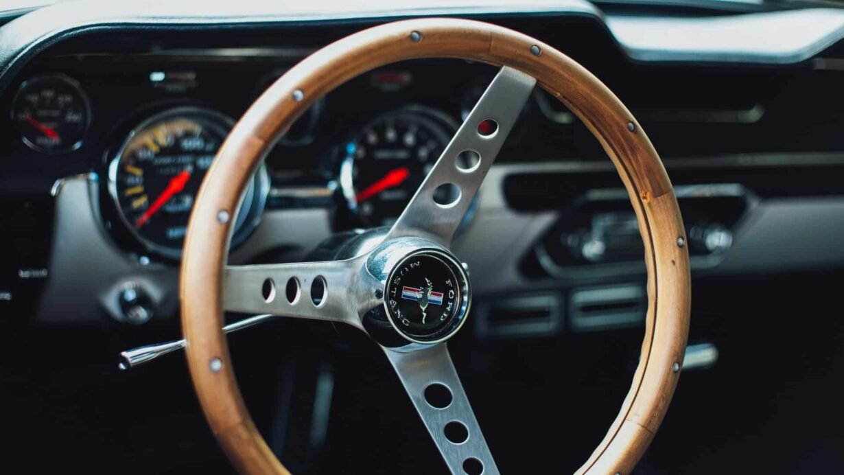 Volant en bois et tableau de bord d'une voiture classique