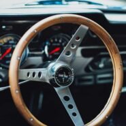 Volant en bois et tableau de bord d'une voiture classique