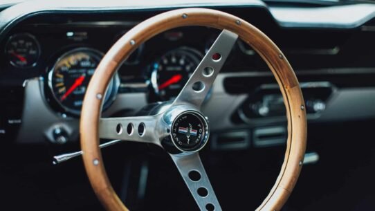 Volant en bois et tableau de bord d'une voiture classique