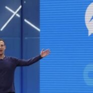 Personne présentant sur scène avec des icônes numériques en arrière-plan