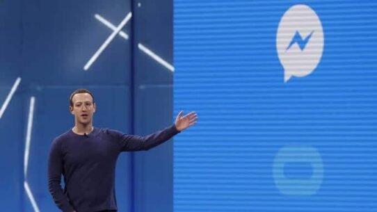 Personne présentant sur scène avec des icônes numériques en arrière-plan