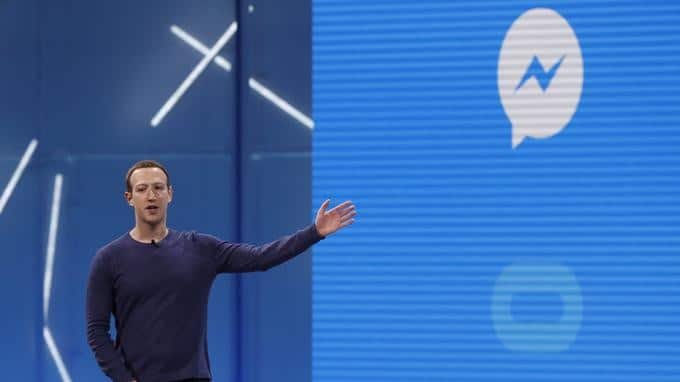 Personne présentant sur scène avec des icônes numériques en arrière-plan