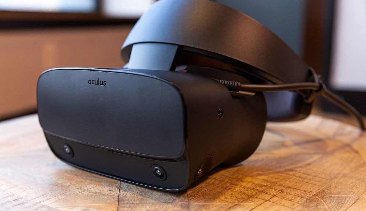 Casque de réalité virtuelle posé sur une table en bois