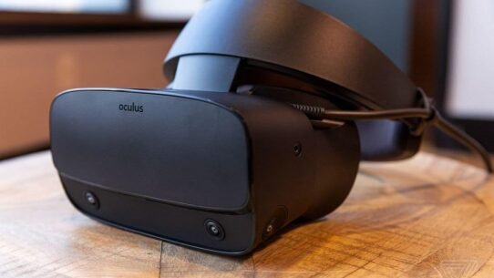 Casque de réalité virtuelle posé sur une table en bois