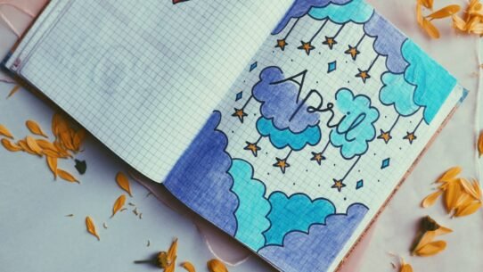 Page de carnet avec nuages bleus, étoiles orange et texte avril.