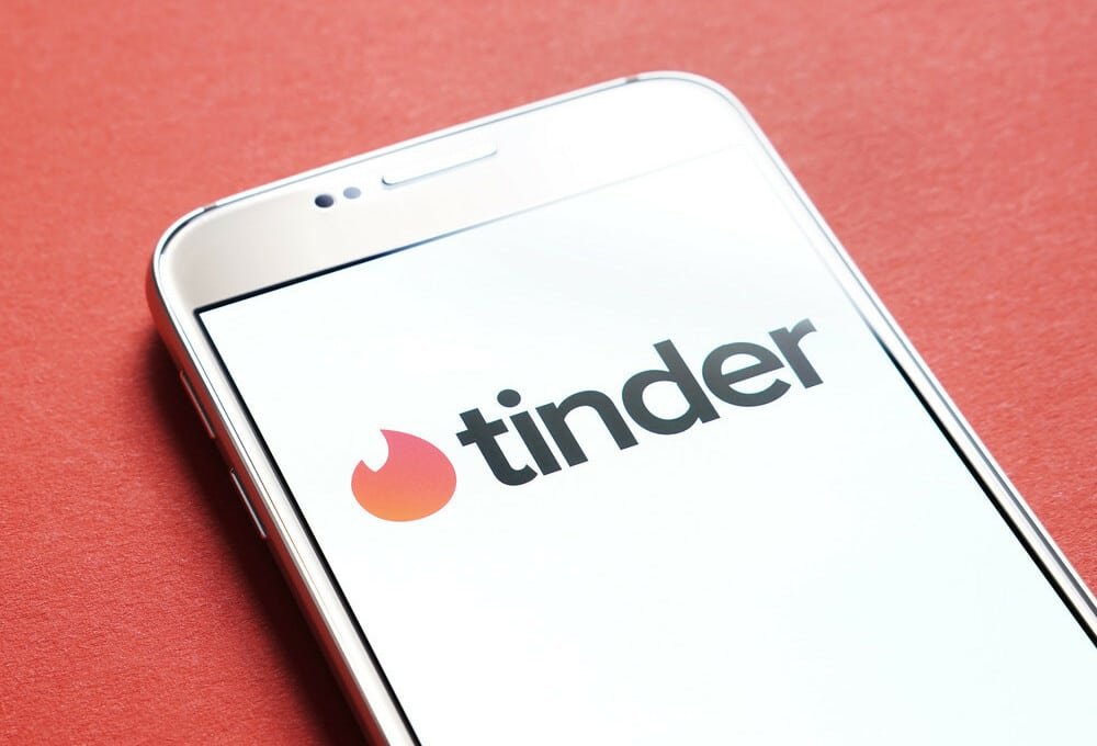Écran de téléphone affichant le logo de Tinder