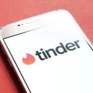 Écran de téléphone affichant le logo de Tinder