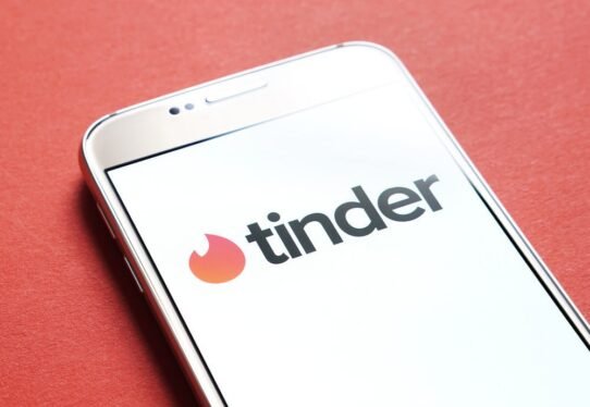 Écran de téléphone affichant le logo de Tinder
