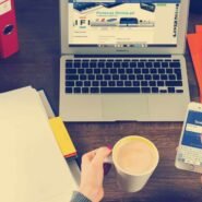 Personne utilisant un smartphone et un ordinateur portable